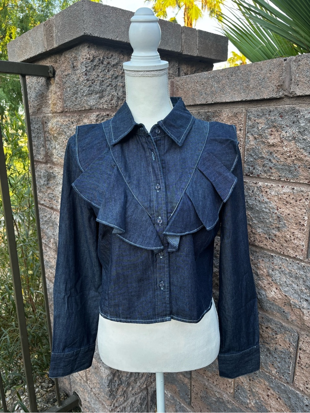 Avec Les Filles Ruffle Yoke Denim Button-Up Shirt

Non Smoking
No Pets
